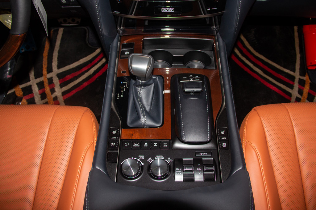 Bảng điều khiển đặt cạnh cần số dày đặc nút bấm. Công nghệ đáng chú ý là chế độ gài cầu, nâng hạ gầm điện tử và lựa chọn địa hình Multi Terrain Select. Ghế ngồi có cả 2 chức năng quạt gió và sưởi ấm.