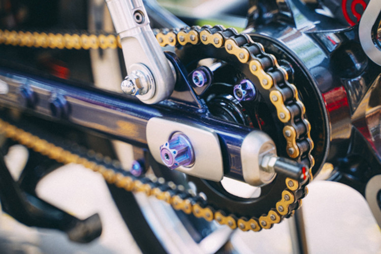 Hệ thống phanh sau được nâng cấp mạnh mẽ từ phanh đùm thành phanh đĩa sau khi trải qua nhiều công đoạn, cụ thể là đĩa Galfer size 190mm kết hợp cùng heo Brembo Billet 2 pis tựa như bánh lái trước đi kèm dây dầu Earl's UK qua sự hỗ trợ của pas nhôm CNC chạy máy cho độ chính xác cực cao. Ống xả zin được loại bỏ, thay vào đó là ống xả Moriwaki đến từ Nhật Bản cho âm thanh trầm ấm đầy uy lực.