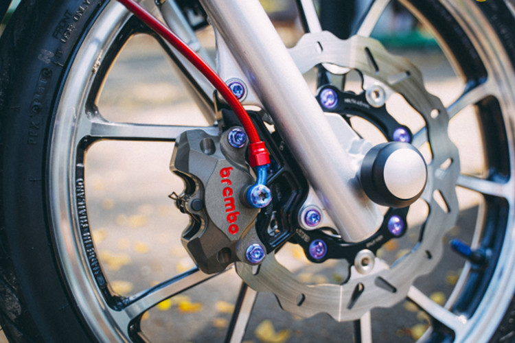 Hệ thống phanh trước được nâng cấp mạnh mẽ với đĩa Galfer 245mm thay thế cho đĩa zin size 220mm, đi kèm đó là heo Brembo Billet 2 pis thay thế cho heo 1 pis. Việc chơi heo Brembo Billet là thể hiện sự đẳng cấp của người chơi xe bởi giá thành khá đắt nhưng mang lại hiệu năng cao, sự ổn định khi xử lí những tình huống khi cầm lái trên đường.