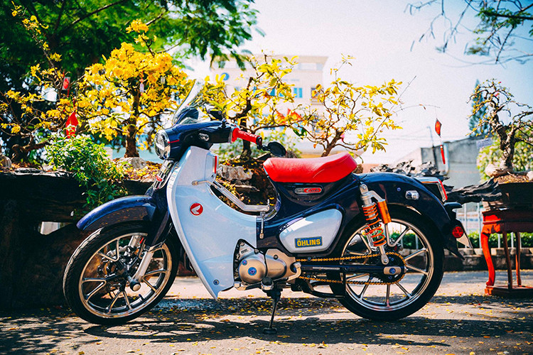 Mẫu xe máy Honda Super Cub C125 phiên bản 2018 mới đây đã chính thức quay lại Việt Nam thông qua con đường phân phối chính hãng. Về tổng quan, chiếc xe này vẫn mang những đường nét đặc trưng của dòng Honda Cub trứ danh, các chi tiết được thiết kế mềm mại phù hợp với việc di chuyển trong đô thị hiện đại.