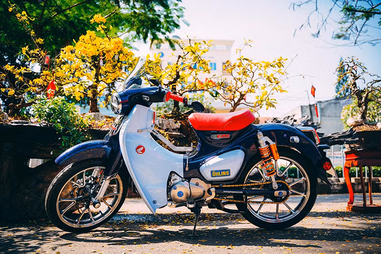 Mẫu xe máy Honda Super Cub C125 phiên bản 2018 mới đây đã chính thức quay lại Việt Nam thông qua con đường phân phối chính hãng. Về tổng quan, chiếc xe này vẫn mang những đường nét đặc trưng của dòng Honda Cub trứ danh, các chi tiết được thiết kế mềm mại phù hợp với việc di chuyển trong đô thị hiện đại.