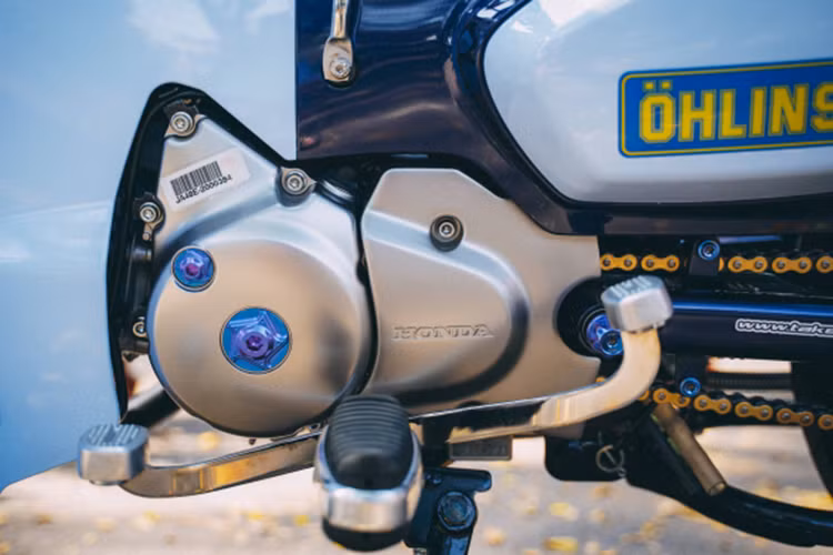 Động cơ của chiếc Honda Super Cub C125 này vẫn được giữ nguyên bản với dung tích 125 phân khối, phun xăng điện tử, làm mát bằng gió, công suất 9,7 mã lực tại vòng tua máy 7.500 vòng/phút, mô-men xoắn cực đại 10,4 Nm tại vòng tua máy 5.000 vòng/phút. Đi kèm hộp số 4 cấp.