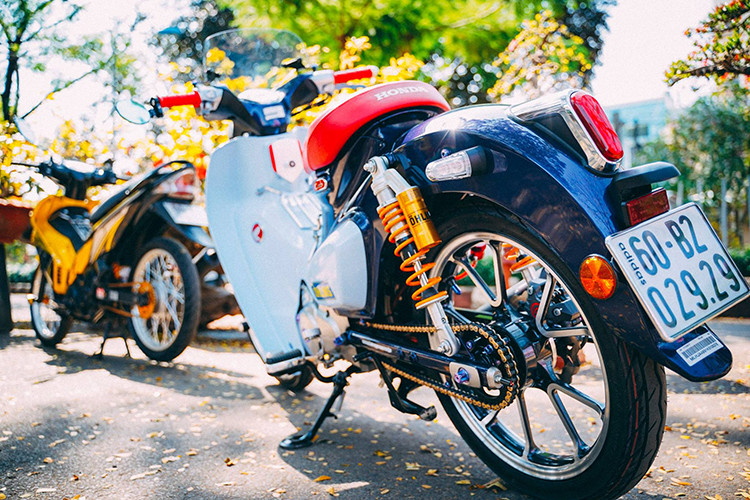 Sự pha trộn độc đáo ở truyền thống &amp; hiện đại này đã thể hiện một phong cách hoàn toàn mới. Có thể nói, Honda Super Cub 2018 mang trên mình tính tiện dụng, hiệu suất cao, bền bỉ theo thời gian &amp; là mẫu xe ra đời nhằm kế thừa những di sản của thương hiệu xe máy Honda trong suốt 70 năm qua.