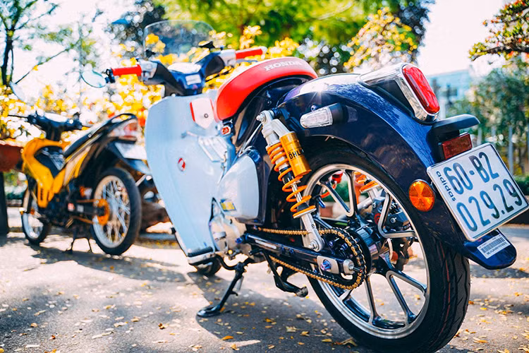 Sự pha trộn độc đáo ở truyền thống &amp; hiện đại này đã thể hiện một phong cách hoàn toàn mới. Có thể nói, Honda Super Cub 2018 mang trên mình tính tiện dụng, hiệu suất cao, bền bỉ theo thời gian &amp; là mẫu xe ra đời nhằm kế thừa những di sản của thương hiệu xe máy Honda trong suốt 70 năm qua.