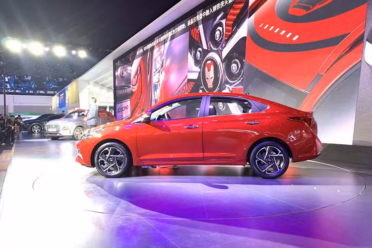 Đúng như những hình ảnh rò rỉ, Hyundai Accent 2020 dành cho thị trường Trung Quốc sở hữu thiết kế riêng, khác với xe ở Mỹ hay Việt Nam. So với phiên bản cũ, Hyundai Accent 2020 cũng thay đổi đáng kể về ngoại hình. Được lấy cảm hứng thiết kế từ mẫu sedan cỡ C Lafesta do đó, thiết kế ngoại thất của Accent 2020 bị một số người đánh giá là quá táo bạo.