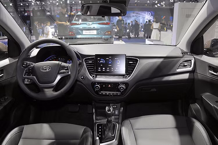 Dù không gây ấn tượng mạnh như ngoại thất, nhưng nội thất của Accent 2020 cũng được Hyundai "mạnh tay" tái thiết kế. Trong đó, giao diện điều khiển là thứ được cải tiến nhiều nhất, với bảng đồng hồ kỹ thuật số mới và hệ thống thông tin giải trí màn hình lớn cảm ứng. Bao xung quanh màn hình, các khe gió điều hoà trung tâm...