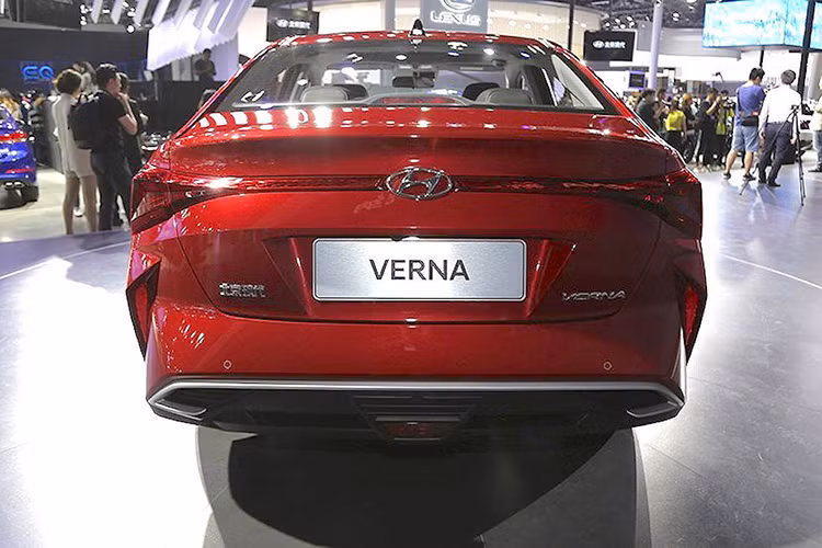 Đằng sau, Hyundai Accent 2020 được bổ sung cụm đèn hậu nối liền với nhau nhưng có thiết kế không đẹp bằng loại trên 2 người anh em Lafesta và Sonata mới. Ngoài ra, xe còn cải tiến thiết kế bên sườn với bộ vành hợp kim mới mang phong cách cá tính hơn.