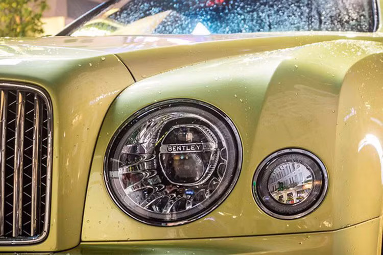 Chiếc Bentley Mulsanne của bà Nguyễn Phương Hằng được chồng tặng có màu sơn vàng cát rất đặc trưng của phiên bản cuối cùng, xe còn được trang bị nhiều chi tiết thêm đen và 1 số nguồn tin cho rằng đây là phiên bản đặc biệt chứ không đơn giản là Bentley Mulsanne trục cơ sở dài.