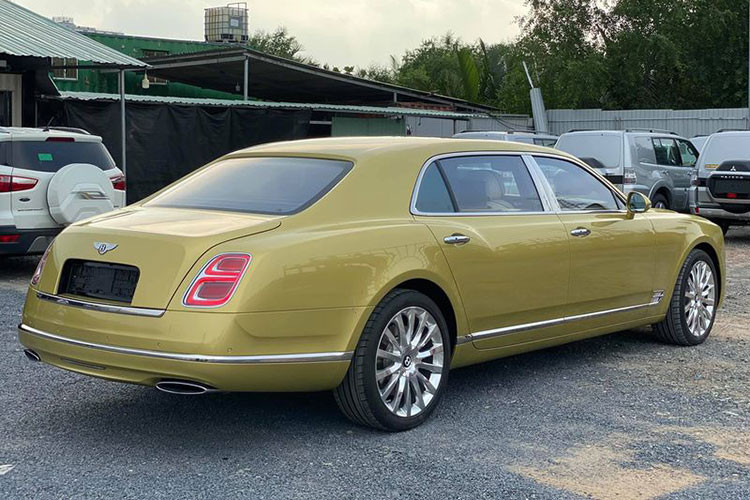 Bentley Mulsanne sử dụng động cơ V8, Biturbo, dung tích 6,75 lít, sản sinh công suất tối đa 505 mã lực và mô-men xoắn cực đại 1.020 Nm. Động cơ kết hợp với hộp số tự động 8 cấp do ZF, nhờ đó, chiếc xe siêu sang này dễ dàng tăng tốc từ vị trí xuất phát lên 100 km/h chỉ trong vòng 5,1 giây trước khi đạt vận tốc tối đa 305 km/h.