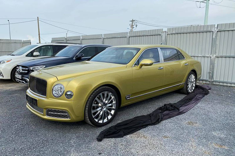 Dòng xe siêu sang Bentley Mulsanne hiện tại đã bị khai tử và phiên bản thấp hơn là Bentley Flying Spur W12 đang chịu trách nhiệm kéo khách hàng cho Bentley Mulsanne trước khi 1 mẫu xe mới ra đời để đảm nhận việc phục vụ giới siêu giàu nhằm cạnh tranh với Rolls-Royce Ghost.