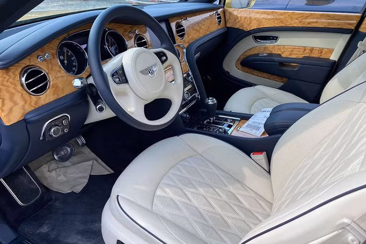 Bên trong của Bentley Mulsanne siêu sang đắt tiền này là không gian nội thất đậm chất cổ điển. Theo Bentley, hãng đã phải dùng đến da của 17 con bò để bọc toàn bộ nội thất cho những chiếc Mulsanne EWB. Sẽ rất khó để tìm thấy những chi tiết bằng nhựa bên trong mẫu xe siêu sang này.