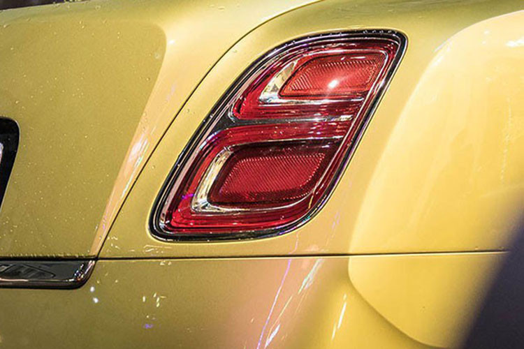 Điểm khác biệt của chiếc Bentley Mulsanne hàng hiếm này so với những chiếc từng có mặt tại Việt Nam trước đó là lưới tản nhiệt màu tối, bộ mâm độ tối màu càng làm tôn lên màu sơn ngoại thất đặc biệt của xe. Nằm hai bên lưới tản nhiệt vẫn là cụm đèn pha hình tròn quen thuộc của Bentley. Tuy nhiên, 2 đèn to và nhỏ đã được đặt ở vị trí ngang bằng nhau và tất cả đều là bóng LED.