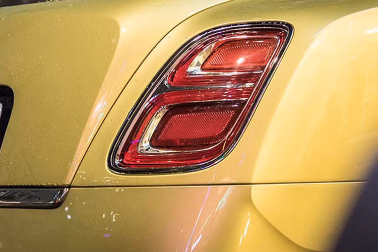 Điểm khác biệt của chiếc Bentley Mulsanne hàng hiếm này so với những chiếc từng có mặt tại Việt Nam trước đó là lưới tản nhiệt màu tối, bộ mâm độ tối màu càng làm tôn lên màu sơn ngoại thất đặc biệt của xe. Nằm hai bên lưới tản nhiệt vẫn là cụm đèn pha hình tròn quen thuộc của Bentley. Tuy nhiên, 2 đèn to và nhỏ đã được đặt ở vị trí ngang bằng nhau và tất cả đều là bóng LED.