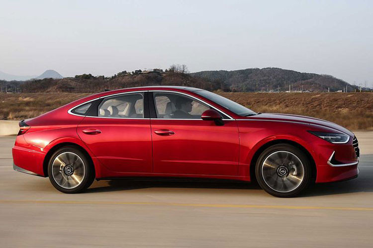 Phần đầu xe chụm xuống rất giống kiểu của một chiếc xe siêu sang, Sonata mới sở hữu các tỷ lệ thân xe rất lớn, cùng phần nhô khung xe ngắn hơn và mái dốc mang đến cảm giác thân xe cân bằng hơn, mượt mà và quyến rũ hơn. Bên cạnh đó, nhờ cưỡi trên nền tảng khung gầm hoàn toàn mới mà chiều dài xe được kéo dài thêm gần 50mm so với thế hệ trước.