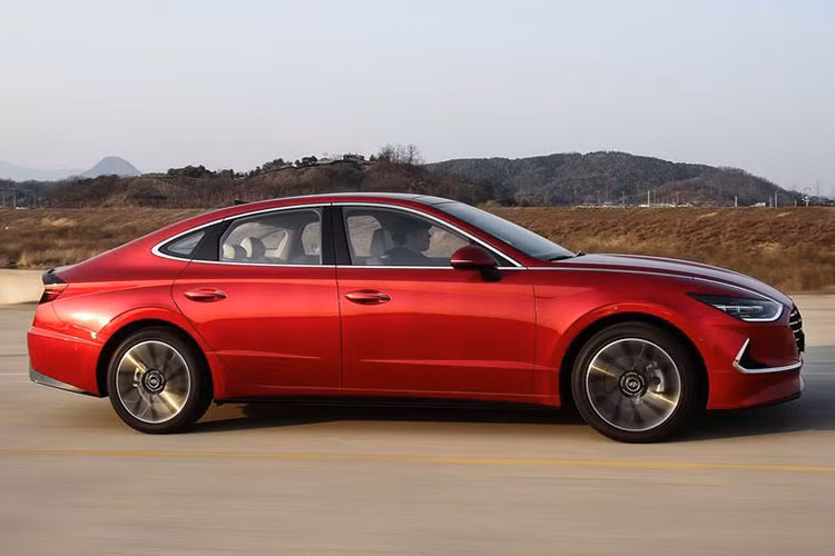 Phần đầu xe chụm xuống rất giống kiểu của một chiếc xe siêu sang, Sonata mới sở hữu các tỷ lệ thân xe rất lớn, cùng phần nhô khung xe ngắn hơn và mái dốc mang đến cảm giác thân xe cân bằng hơn, mượt mà và quyến rũ hơn. Bên cạnh đó, nhờ cưỡi trên nền tảng khung gầm hoàn toàn mới mà chiều dài xe được kéo dài thêm gần 50mm so với thế hệ trước.