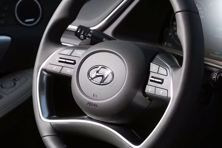 Hyundai cũng trang bị cho Sonata một vô lăng thiết kế mới, các cửa gió điều hòa mỏng, kết hợp cùng nhiều chi tiết sơn đen piano, phủ crôm sáng bóng và bọc giả da, trong khi ghế ngồi được bọc da Nappa. Điểm trừ duy nhất là khu vực bảng điều khiển trung tâm được làm bằng nhựa cứng, trông không cao cấp như phần còn lại của cabin.