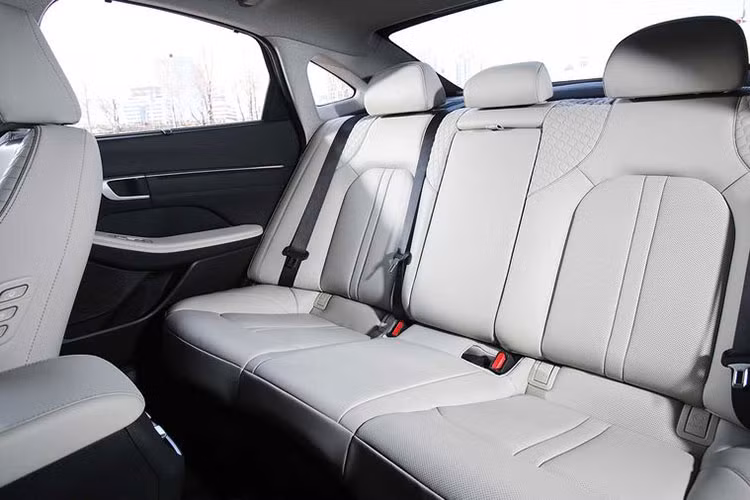 Về không gian dành cho hành khách phía sau, Hyundai Sonata 2020 sẽ không khiến người mua thất vọng, hàng ghế sau của xe có chỗ để chân và đầu gối rộng rãi, khoảng không trên đầu cũng đủ cho những người lớn có kích thước thông thường, bệ tì tay ở giữa có 2 khay đựng cốc, tay nắm cửa mạ crôm sang trọng phù hợp với dáng vẻ bên ngoài. 