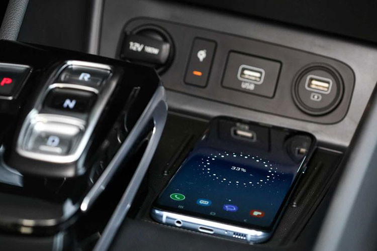 Cần số truyền thống của xe đã được thay thế bằng các nút ấn hiện đại và gọn gàng, giải phóng thêm không gian chứa đồ cho người dùng. Khu vực của cần số trước đây giờ đã là nơi chứa ổ cắm điện 12V, 2 cổng sạc USB và bộ sạc không dây cho điện thoại thông minh (bộ sạc không được đánh giá cao vì nó khiến điện thoại bị ấm nóng sau 30 phút sử dụng).