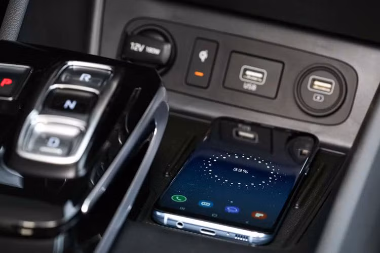 Cần số truyền thống của xe đã được thay thế bằng các nút ấn hiện đại và gọn gàng, giải phóng thêm không gian chứa đồ cho người dùng. Khu vực của cần số trước đây giờ đã là nơi chứa ổ cắm điện 12V, 2 cổng sạc USB và bộ sạc không dây cho điện thoại thông minh (bộ sạc không được đánh giá cao vì nó khiến điện thoại bị ấm nóng sau 30 phút sử dụng).