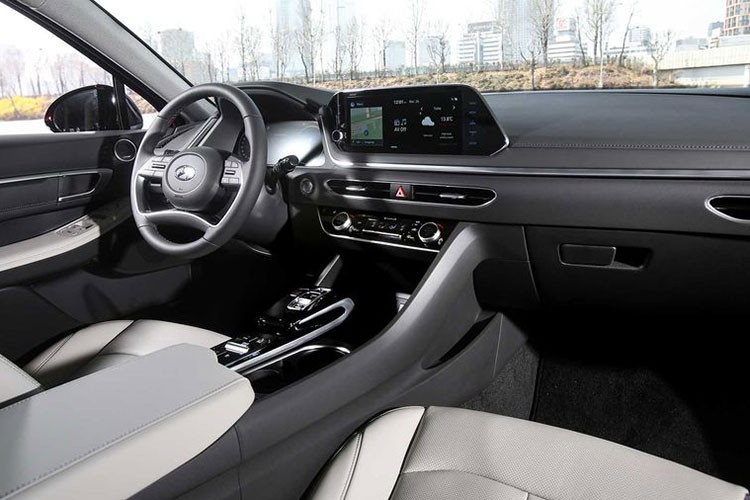 Các kích thước dài, rộng và chiều dài cơ sở gia tăng đã trực tiếp mang tới cho Sonata 2020 một không gian nội thất rộng rãi, thoải mái hơn. Những tính năng tiêu chuẩn đáng chú ý trên Sonata mới gồm có màn hình kỹ thuật số 10,2 inch trong buồng lái, màn hình cảm ứng trung tâm hiển thị thông tin giải trí 12,3 inch (giống Mercedes), hai màn hình này được nối với nhau bởi một đường cong hình chữ S.