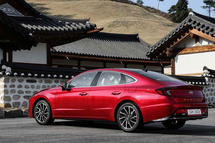 Ở phía sau, đuôi xe nổi bật nhờ cụm đèn hậu thiết kế đúng phong cách Thể Thao - Gợi Cảm, chạy liền mạch và ôm gọn lấy đuôi xe, tạo cho Hyundai Sonata 2020 một tổng thể nhất quán và bắt mắt, mâm xe dạng đa chấu cuốn hút hơn. So sánh với đối thủ Mazda6 cùng phân khúc, rõ ràng diện mạo của mẫu xe sedan hạng D này có phần cao cấp hơn.