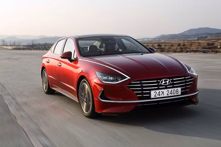 Giá xe Hyundai Sonata 2020 khởi điểm chưa đến 24.000 USD (khoảng 564 triệu đồng) và cao nhất cũng chỉ khoảng 35.000 USD (tương đương 824 triệu đồng). Xe được trang bị nhiều tính năng cao cấp như; hệ thống Advanced Driver Assistance System tùy chọn với cảnh báo va chạm phía trước, hỗ trợ giữ làn đường, kiểm soát hành trình bằng radar và công nghệ giữ xe ở giữa làn đường...