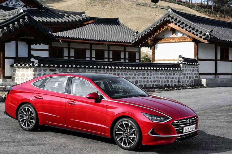 Hyundai Sonata 2020 có 2 lựa chọn động cơ 2.0 lít tại Hàn Quốc, trong đó, máy G2.0 CVVL dùng hộp số tự động 8 cấp 158 mã lực, 196Nm mô-men xoắn cực đại, loại thứ hai là đơn vị 2.5 lít dùng hộp số 6 cấp cho 191 mã lực, 245Nm. Trong khi ở Mỹ, Sonata mới được cung cấp với động cơ tăng áp 1.6L T-GDi 180 mã lực và 2.5L với 191 mã lực.
