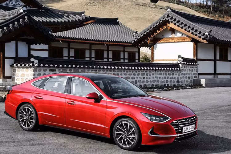 Hyundai Sonata 2020 có 2 lựa chọn động cơ 2.0 lít tại Hàn Quốc, trong đó, máy G2.0 CVVL dùng hộp số tự động 8 cấp 158 mã lực, 196Nm mô-men xoắn cực đại, loại thứ hai là đơn vị 2.5 lít dùng hộp số 6 cấp cho 191 mã lực, 245Nm. Trong khi ở Mỹ, Sonata mới được cung cấp với động cơ tăng áp 1.6L T-GDi 180 mã lực và 2.5L với 191 mã lực.
