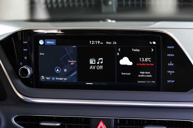 Trần xe mềm mại là một điểm cộng cho Sonata 2020, chưa hết, hàng ghế sau còn có những đường chỉ khâu tinh xảo - điều thường chỉ có trên những chiếc xe sang trọng hàng đầu. Ngoài ra, hệ thống điều hòa trên xe được kiểm soát bằng các núm xúc giác giống Audi cũng là chi tiết giúp nâng thêm sự cao cấp cho Sonata 2020.