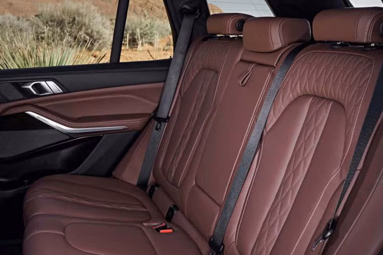 Xe được trang bị hệ thống treo chủ động (Adaptive M Suspension Professional) với giảm xóc chủ động DDC (Dynamic Damper Control). BMW đã mang hệ thống đánh lái bánh sau được sử dụng lần đầu tiên trên dòng 7-Series xuống BMW X5 thế hệ mới (Integral Active Steering).