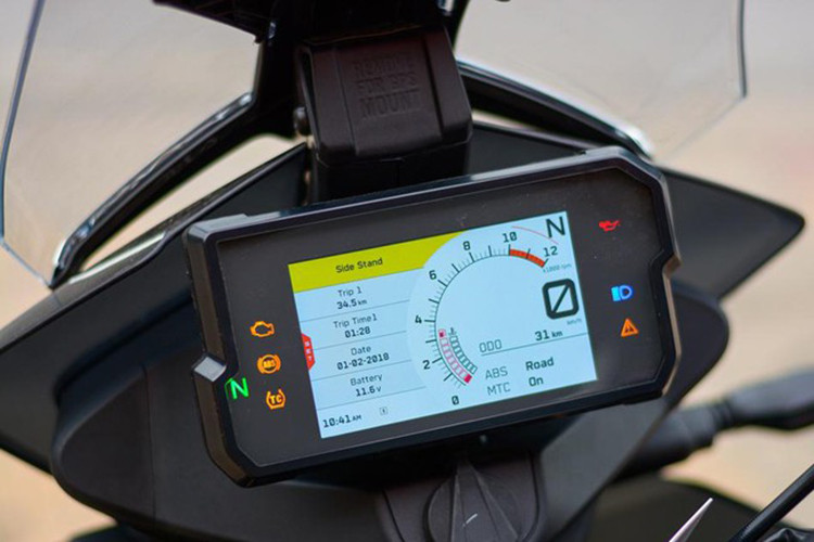 Khu vực trung tâm được trang bị màn hình tốc độ TFT 5 inch hiển thị các thông tin về tốc độ, quãng đường di chuyển, các hệ thống trên xe... Phía trên có sẵn vị trí lắp hệ thống dẫn đường GPS, phía dưới có một cổng sạc USB 12V. Xe có cùm ga điện tử kết hợp cùng bướm ga Bosch EMS. Xe được gắn sẵn bộ bảo vệ tay lái bằng nhựa cứng.