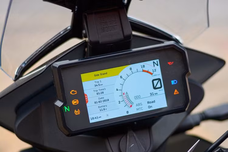 Khu vực trung tâm được trang bị màn hình tốc độ TFT 5 inch hiển thị các thông tin về tốc độ, quãng đường di chuyển, các hệ thống trên xe... Phía trên có sẵn vị trí lắp hệ thống dẫn đường GPS, phía dưới có một cổng sạc USB 12V. Xe có cùm ga điện tử kết hợp cùng bướm ga Bosch EMS. Xe được gắn sẵn bộ bảo vệ tay lái bằng nhựa cứng.