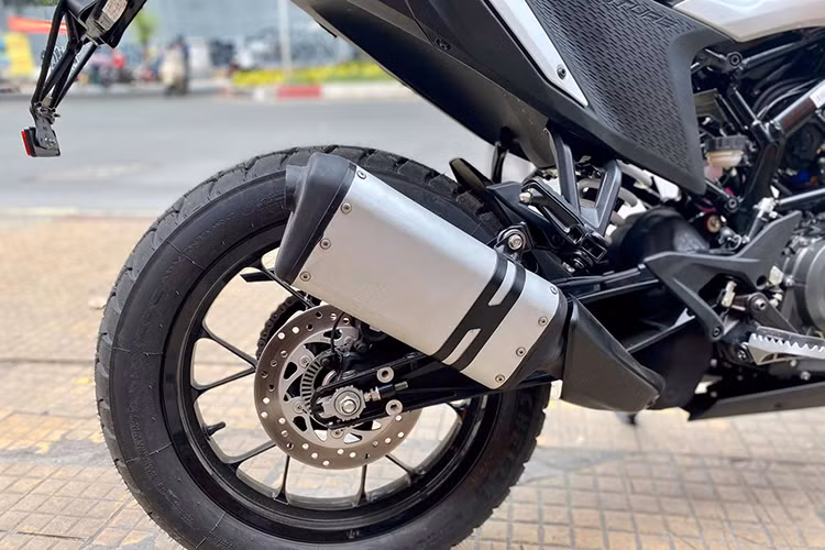 Về công nghệ, 390 Adventure có hệ thống sang số nhanh 2 chiều dưới dạng tùy chọn bổ sung, kết nối điện thoại KTM My Ride, kiểm soát lực kéo MTC, hiển thị dẫn đường theo hướng trên màn hình tốc độ... Thiết kế ống xả khá lớn, tuy nhiên nhiều người dùng đánh giá nó vẫn chưa thật sự phù hợp với kiểu dáng hầm hố của mẫu xe này. 