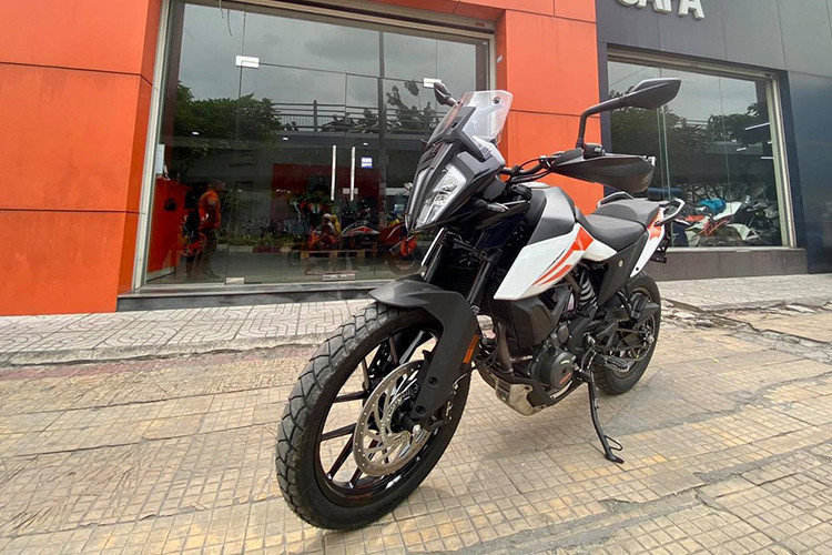 Mới đây, mẫu xe Adventure cỡ nhỏ của KTM đã chính thức có mặt tại Việt Nam qua đường nhập khẩu chính ngạch. Theo đó, KTM Sapa là nhà phân phối chính hãng tại Việt Nam vừa công bố giá xe KTM 390 Adventure 2020 mới cực kỳ hợp lý là 175 triệu đồng, thấp hơn so với mức giá được nhiều người dùng dự đoán và đưa ra trước đó.