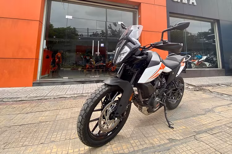 Mới đây, mẫu xe Adventure cỡ nhỏ của KTM đã chính thức có mặt tại Việt Nam qua đường nhập khẩu chính ngạch. Theo đó, KTM Sapa là nhà phân phối chính hãng tại Việt Nam vừa công bố giá xe KTM 390 Adventure 2020 mới cực kỳ hợp lý là 175 triệu đồng, thấp hơn so với mức giá được nhiều người dùng dự đoán và đưa ra trước đó.