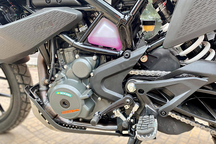 KTM trang bị cho 390 Adventure động cơ tương tự 390 Duke, dung tích 373 cc, xy-lanh đơn, làm mát bằng dung dịch. Khối động cơ này trên 390 Adventure sản sinh công suất 44 mã lực tại 9.000 vòng/phút, mô-men xoắn cực đại 37 Nm tại 7.000 vòng/phút. Sức mạnh được truyền đến bánh sau thông qua hộp số côn tay 6 cấp, đi kèm là bộ ly hợp chống trượt PASC.