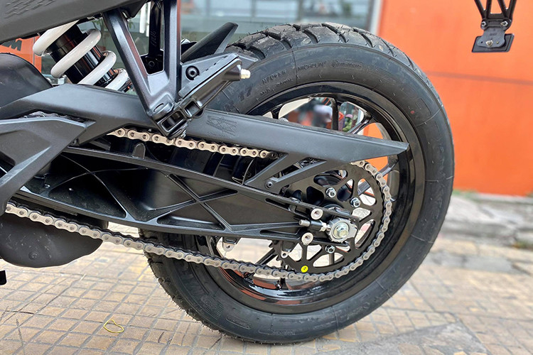 Giảm xóc trước đến từ thương hiệu WP có đường kính 43 mm, loại giảm xóc này có khả năng điều chỉnh tốc độ nén (compress) và tốc độ hồi (rebound) thông qua 2 núm xoay phía trên. Giảm xóc sau cũng là loại WP APEX, ngoài khả năng điều chỉnh tốc độ nén và hồi giống giảm xóc trước, giảm xóc sau còn có thể điều chỉnh hành trình lò xo (preload).