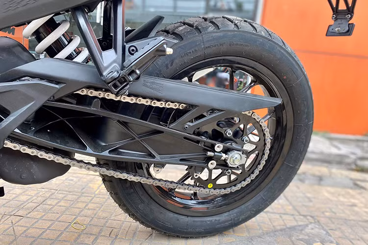 Giảm xóc trước đến từ thương hiệu WP có đường kính 43 mm, loại giảm xóc này có khả năng điều chỉnh tốc độ nén (compress) và tốc độ hồi (rebound) thông qua 2 núm xoay phía trên. Giảm xóc sau cũng là loại WP APEX, ngoài khả năng điều chỉnh tốc độ nén và hồi giống giảm xóc trước, giảm xóc sau còn có thể điều chỉnh hành trình lò xo (preload).