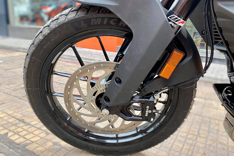 Yên xe ở vị trí người lái đạt mức 855 mm, thông số này cho cảm giác cao nhưng thiết kế yên nhỏ dần về phía trước giúp những người có chiều cao 1,7 m vẫn có thể điều khiển xe dễ dàng. Phần yên sau có thiết kế dày và tương đối rộng. Quây gió phía trước được tạo hình đơn giản nhưng dữ tợn với những đường nét góc cạnh. Bình xăng của 390 Adventure có dung tích 14,5 lít.