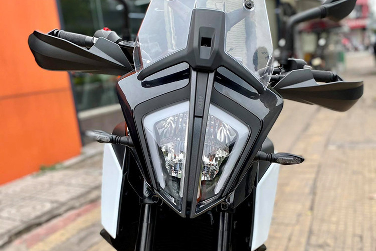 Thiết kế phần đầu giống hoàn toàn mẫu 790 Adventure với cụm đèn góc cạnh và dùng công nghệ LED. Là dòng xe chuyên về off-road nên kính chắn gió của xe tương đối thấp, khách hàng có thể điều chỉnh được 2 mức chiều cao của kính chắn gió. Phần đuôi được vuốt nhọn với cụm đèn hậu được đặt gọn gàng, đèn báo rẽ nhô ra bên ngoài khá nhiều và sử dụng công nghệ LED.