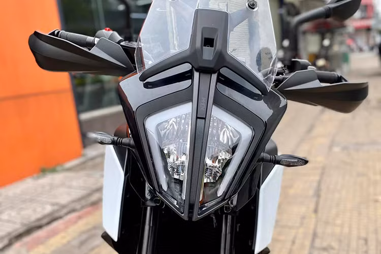 Thiết kế phần đầu giống hoàn toàn mẫu 790 Adventure với cụm đèn góc cạnh và dùng công nghệ LED. Là dòng xe chuyên về off-road nên kính chắn gió của xe tương đối thấp, khách hàng có thể điều chỉnh được 2 mức chiều cao của kính chắn gió. Phần đuôi được vuốt nhọn với cụm đèn hậu được đặt gọn gàng, đèn báo rẽ nhô ra bên ngoài khá nhiều và sử dụng công nghệ LED.