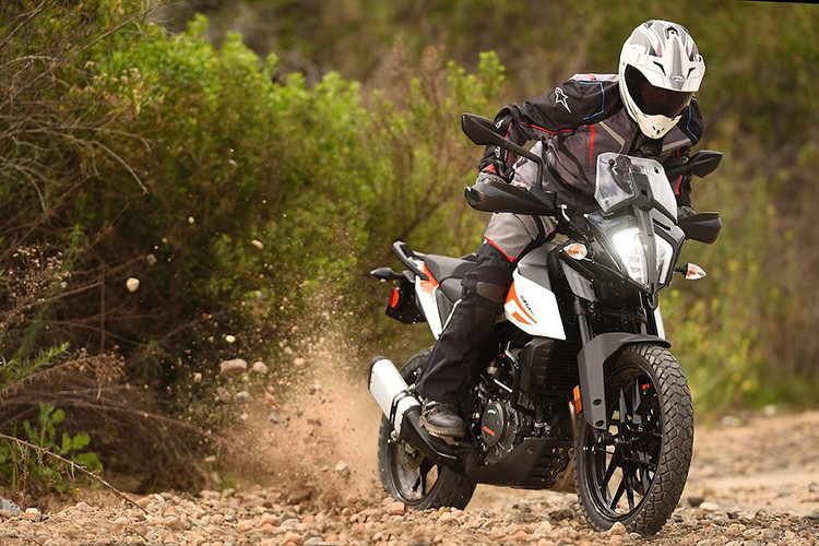 Giá xe KTM 390 Adventure đang được phân phối chính hãng với mức 175 triệu đồng, đại diện KTM Việt Nam cho biết khách hàng muốn mua 390 Adventure cần phải đặt cọc trước và đợi khoảng 2 tháng nữa để nhận xe.