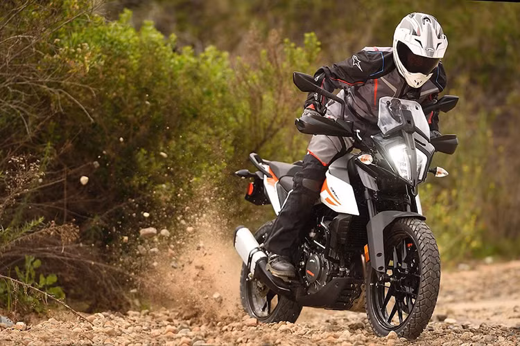 Giá xe KTM 390 Adventure đang được phân phối chính hãng với mức 175 triệu đồng, đại diện KTM Việt Nam cho biết khách hàng muốn mua 390 Adventure cần phải đặt cọc trước và đợi khoảng 2 tháng nữa để nhận xe.