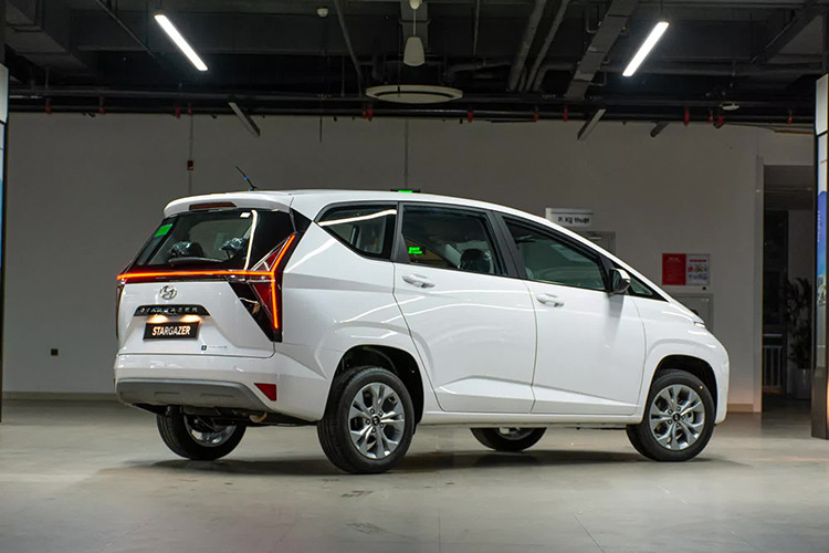 Các phiên bản Hyundai Stargazer giảm giá hấp dẫn. Tại TP.HCM, mẫu Stargazer X Cao cấp VIN 2024 đang được giảm 54 triệu đồng, giá từ 599 triệu giảm còn 545 triệu đồng. 