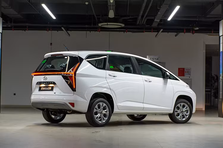 Các phiên bản Hyundai Stargazer giảm giá hấp dẫn. Tại TP.HCM, mẫu Stargazer X Cao cấp VIN 2024 đang được giảm 54 triệu đồng, giá từ 599 triệu giảm còn 545 triệu đồng. 