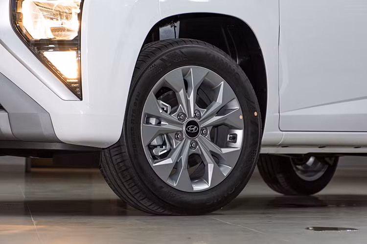 Trong khi đó, biến thể Hyundai Stargazer bản Tiêu chuẩn chỉ giảm 40 triệu, giá chỉ còn 449 triệu đồng, ngang ngừa một số mấu xe hạng A như Hyundai Grand i10 (cao nhất 455 triệu đồng). Không chỉ Hyundai Stargazer, nhiều dòng MPV khác cũng đang có chương trình khuyến mãi lớn.