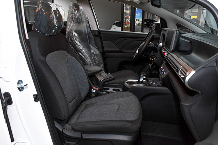 Hyundai Stargazer X ra mắt tại Việt Nam từ tháng 4/2024 với hai biến thể, được xác định là bản nâng cấp nhẹ từ Stargazer thường. Xe có một số thay đổi ngoại thất tăng tính thể thao nhưng nội thất gần như giữ nguyên, điểm nhấn chính là phanh tay điện tử thay vì phanh cơ truyền thống.