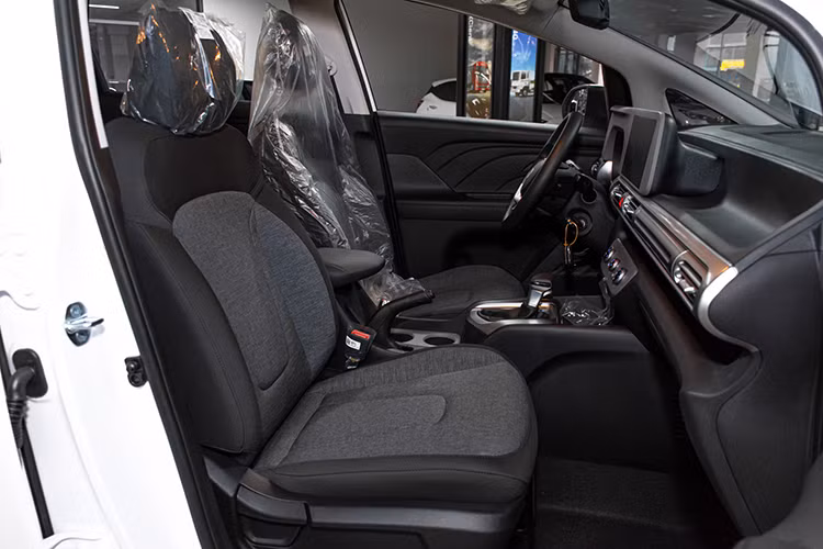 Hyundai Stargazer X ra mắt tại Việt Nam từ tháng 4/2024 với hai biến thể, được xác định là bản nâng cấp nhẹ từ Stargazer thường. Xe có một số thay đổi ngoại thất tăng tính thể thao nhưng nội thất gần như giữ nguyên, điểm nhấn chính là phanh tay điện tử thay vì phanh cơ truyền thống.