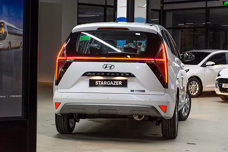 Tính đến hết năm 2024, Hyundai Stargazer chỉ bán được 4.159 xe, xếp thứ 4 trong phân khúc MPV cỡ nhỏ. Dẫn đầu vẫn là Mitsubishi Xpander với doanh số ấn tượng 19.498 xe. Toyota Veloz Cross đứng thứ hai với 8.341 xe, trong khi Kia Carens giữ vị trí thứ ba với 4.555 xe.