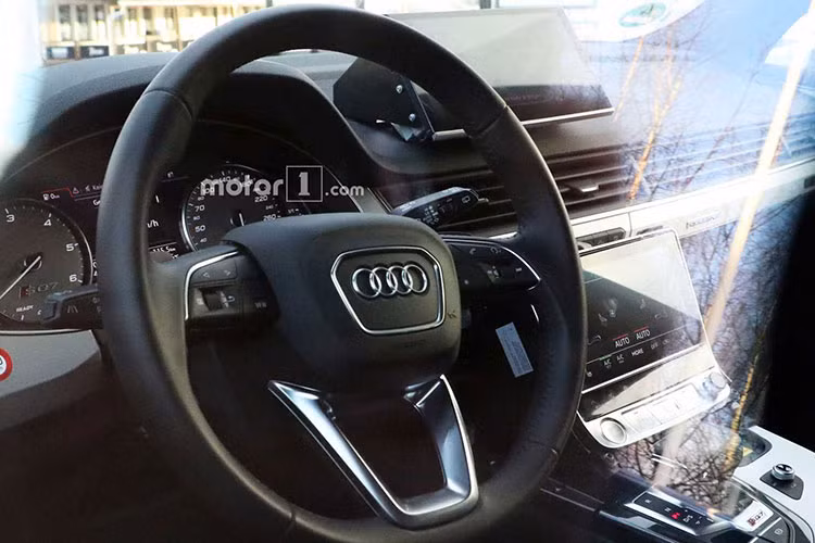 Audi Q8 2019 còn đi kèm những chi tiết ốp trang trí màu đen piano, bao quanh hệ thống thông tin giải trí chính. Mẫu SUV hạng sang mới của Audi được trang bị bảng đồng hồ kỹ thuật số và một màn hình thứ ba để chỉnh điều hòa cũng như những tính năng tiện nghi khác. Hàng ghế sau của xe khá rộng rãi và có chiều cao dốc về phía sau như xe coupe.